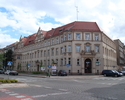 Zdjęcie pokazuje gmach budynku Urzędu Finansowego otoczonego głównymi ulicami.                                                                                                                          