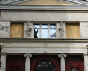 Zdjęcie pokazuje płaskorzeźby nad wejściem głównym do willi.                                                                                                                                            