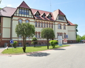 Obraz przedstawia budynki Zespołu Szpitalnego w otoczeniu zieleni  w Chosznie                                                                                                                           