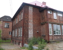 Zdjęcie przedstawia budynki z czerwonej cegły, należące do grupy obiektów fabryki papieru                                                                                                               