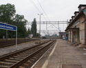 Zdjęcie przedstawia budunek oraz perony dworca kolejowego Szczecin Gumieńce                                                                                                                             