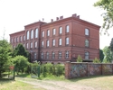 Zdjęcie przedstawia zespół budynków gimnazjum w Chojnie. Na pierwszym planie widać główny budynek szkoły.                                                                                               