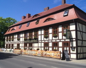 Zdjęcie przedstawia dom przy ul. M. Curie - Skłodowskiej  23 w Darłowie. Obecnie mieści się w nim Gościniec Zamkowy (hotel i restauracja). Widok od strony wschodniej.                                  