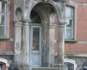 Zdjęcie przedstawia dawny gmach urzędu powiatowego. Na pierwszym planie widać wejście do budynku, które jest poprzedzone czterema kolumnami.                                                            
