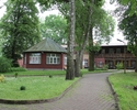 Zdjęcie przedstawia dawny dom zdrojowy w Trzcińsku-Zdroju. Na pierwszym planie widać aleję, która prowadzi do budynku, w tle zabytek.                                                                   