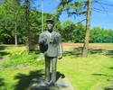 Zdjęcie przedstawia pomnik absolwenta w Darłowie, znajdujący się na terenie Zespołu Szkół Morskich.                                                                                                     