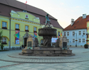 Zdjęcie przedstawia pomnik Rybaka w Darłowie, będący równocześnie fontanną.                                                                                                                             