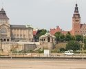 Zdjęcie przedstawia Wały Chrobrego w Szczecinie. Na pierwszym planie widać gmach Muzeum Narodowego i budynek Zachodniopomorskiego Urzędu Wojewódzkiego.                                                 