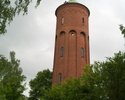 Zdjęcie przedstawia wodociągową wieżę ciśnień w Sławnie.                                                                                                                                                