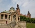 Zdjęcie przedstawia Wały Chrobrego w Szczecinie. Na pierwszym planie widać tarasy przed gmachem Muzeum Narodowego, w tle dwie wieże budynku ZUW.                                                        