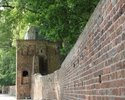 Zdjęcie przedstawia obwarowania miejskie w Chojnie. Na pierwszym planie widać mury, na ich końcu znajduje się baszt więzienna.                                                                          