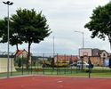 Zdjęcie przedstawia będące częścią kompleksu sportowego w Rewalu boisko wielofunkcyjne znajdujące się tuż przy skateparku                                                                               