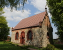 Na zdjęciu znajduje się strona wejścia oraz ściana boczna kościoła, który został zbudowany w XV w. z ciosów granitowych.                                                                                