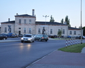 Fotografia przedstawia bydynek Dworca Kolejowego w Choszcznie od frontu .                                                                                                                               