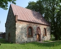 Na zdjęciu znajduje się strona wejścia oraz ściana boczna kościoła, który został zbudowany w XV w. z ciosów granitowych.                                                                                