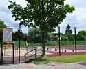 Zdjęcie przedstawia boisko wielofunkcyjne w Cerkwicy, umożliwia grę w koszykówkę, piłkę nożną oraz posiada wydzielony plac zabaw dla najmłodszych                                                       