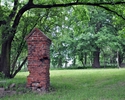 Zdjęcie przedstawia teren dawnego cmentarza przykościelnego w Bieczynie                                                                                                                                 