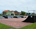 Zdjęcie skateparku, wraz z okolicznymi domami wczasowymi                                                                                                                                                