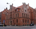 Zdjęcie pokazuje budynek archiwym wraz ze skrzyżowaniem przyległych ulic.                                                                                                                               