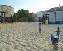 Zdjęcie przedstawia fragment placu zabaw dla dzieci w Darłówku Zachodnim - nadmorskiej dzielnicy Darłowa.                                                                                               