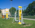 Zdjęcie przedstawia siłownię w Darłowie zlokalizowaną przy kompleksie boisk sportowych.                                                                                                                 