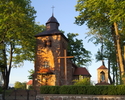 Zdjęcie przedstawia kościół pw. Podwyższenia Krzyża Św. w Ostrowcu wraz z otoczeniem.                                                                                                                   