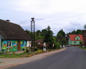 Zdjęcie przedstawia główną drogę we wsi Łętowo wraz z zabudowaniami.                                                                                                                                    