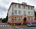Zdjęcie przedstawia posterunek komendy policji w Płotach; z prawej strony choć niewidoczne na zdjęciu znajduje się wejście do znajdującego się w tym samym budynku Urzędu Miejskiego.                   