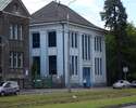 Zdjęcie przedstawia biało-niebieski buduynek dawnej trasformatorni od strony ulicy Niedziałkowskiego.                                                                                                   