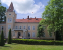 Zdjęcie przedstawia pałac w Noskowie od strony frontowej.                                                                                                                                               