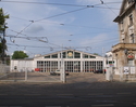 Zdjęcie przedstawia Muzeum Techniki i Komunikacji wraz z główną drogą, przy której się znajduje.                                                                                                        