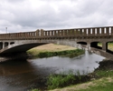 Zdjęcie przedstawia widok na Most drogowy nad rzeką Regą oraz samą rzekę płynącą pod nim                                                                                                                