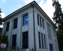 Zdjęcie przedstawia biało-niebieską elewację oraz zdobienia przypominające filary, budynku dawnej transformatorni.                                                                                      