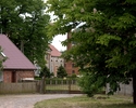 Zdjęcie przedstawia pałac w miejscowości Przybysław  - widok zza bramy                                                                                                                                  
