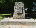Zdjęcie przedstawia obelisk poświęcony królowi Erykowi w 600 - lecie koronacji w Darłowie.                                                                                                              