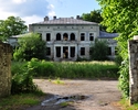 Zdjęcie przedstawia podniszczony pałac w Dargosławiu wraz z pozostałościami bramy                                                                                                                       