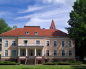 Zdjęcie przedstawia pałac w Noskowie od strony polany parkowej.                                                                                                                                         