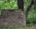 Zdjęcie przedstawia kawałek nagrobka który jako jedyny zachował się na dawnym cmentarzu przykościelnym w Bieczynie.                                                                                     