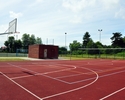 Zdjęcie przedstawia boisko do koszykówki i jednocześnie siatkówki znajdujące się na terenie orlika w Karnicach                                                                                          