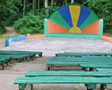 Zdjęcie przedstawiające amfiteatr znajdujący się w Płotowskim parku miejskim                                                                                                                            
