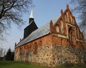 Na zdjęciu znajduje się tył oraz ściana boczna kościoła, który został wykonany w stylu późnogotyckim.                                                                                                   