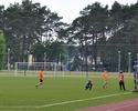 zdjęcie przedstawia boisko sportowe wraz z trenującymi na nim dziećmi oraz kawałek biezni                                                                                                               