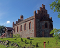 Zdjęcie przedstawia tylną fasadę kościoła w Kluczkowie. Widoczna po lewej stronie drewniana dzwonnica.                                                                                                  
