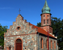 Zdjęcie przedstawia kościół w Bierzwnicy widziany od strony zachodniej.                                                                                                                                 