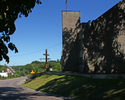 Zdjęcie przedstawia widok na skrzyżowanie w Klępczewie, widoczny kościół i zabudowania.                                                                                                                 