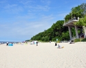 Zdjęcie przedstawiające plażę na którą można się dostać głównym zejściem przy tarasie widowkowym                                                                                                        