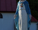 Zdjęcie przedstawia figurę Matki Boskiej przy kościele w Głodzinie.                                                                                                                                     