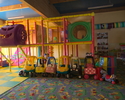 Zdjęcie przedstawia fragment sali klubu dziecka Kolorado w Darłowie, znajdującej się na terenie Parku Wodnego Jan.                                                                                      