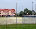 Zdjęcie przedstawia boisko wielofunkcyjne z bramkami do piłki nożnej                                                                                                                                    