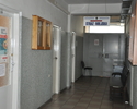 Zdjęcie przedstawia wejście do pomieszczenia zajmowanego przez straż miejską, które to znajduje się w budynku urzędu miasta i gminy                                                                     